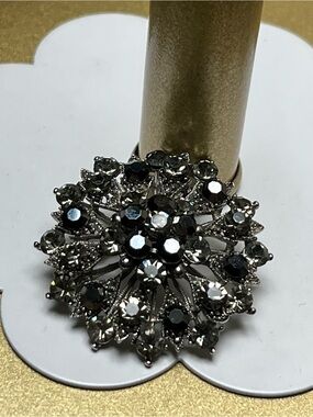 Vintage-Inspired Silver Floral Crystal brooch - Silver/Black marquesite